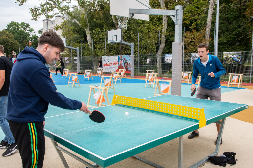Az asztalitenisz gyors, játékos és izgalmas sport, amely fejleszti a reakcióidőt, a koncentrációt és a kéz-szem koordinációt. Kortól és előképzettségtől függetlenül bárki kipróbálhatja, és néhány ütés után máris átélheti a játék örömét!