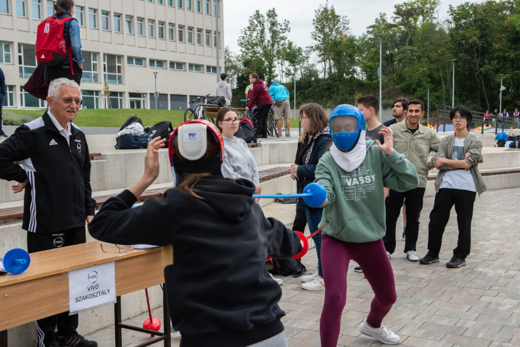 A sakk egy izgalmas stratégiai játék, amely játék közben fejleszti a koncentrációt, a logikus gondolkodást és a problémamegoldó képességet. Nem számít, hogy most ismerkedsz a sakkal vagy már tapasztalt játékos vagy – ülj le a táblához, gondolkodj előre, és indulhat a parti!