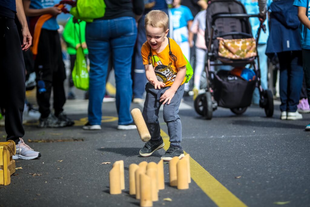 A Mölkky egy könnyen megtanulható, vidám finn ügyességi játék, amelyben fahasábok ledöntésével kell minél pontosabban elérni a célpontszámot. Családdal, barátokkal vagy akár új társakkal is remek szórakozás, ahol a pontosság, a taktika és egy kis szerencse is számít!