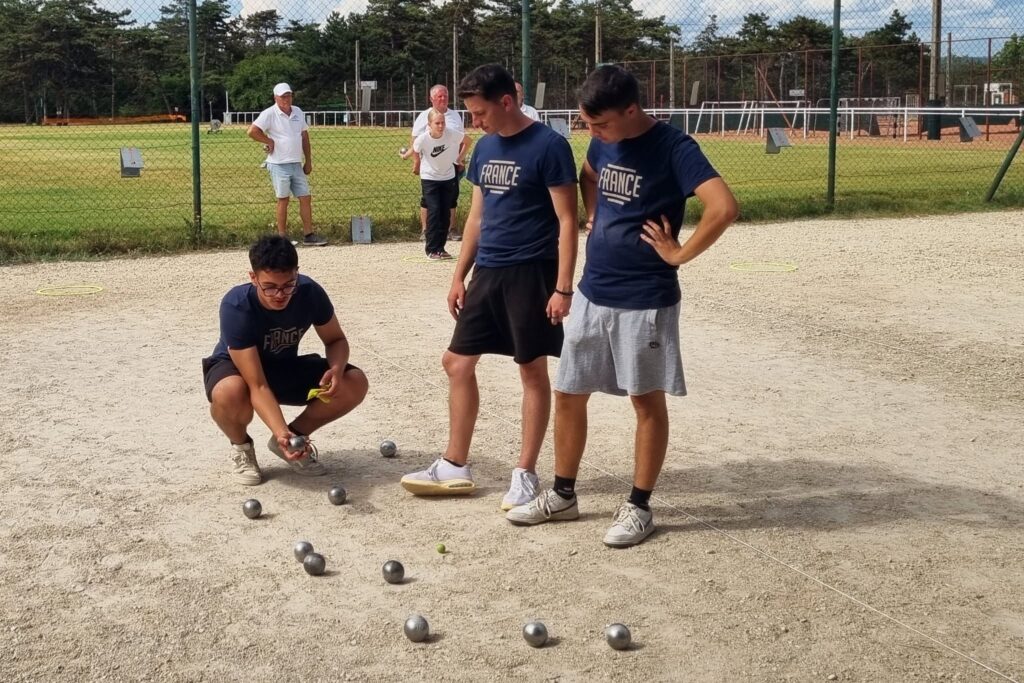 A pétanque egy klasszikus francia golyós ügyességi játék, amelyben az a cél, hogy saját golyóinkat minél közelebb juttassuk a célgolyóhoz. Könnyen elsajátítható, mégis izgalmas játék, amelyben minden korosztály próbára teheti a pontosságát és taktikai érzékét!