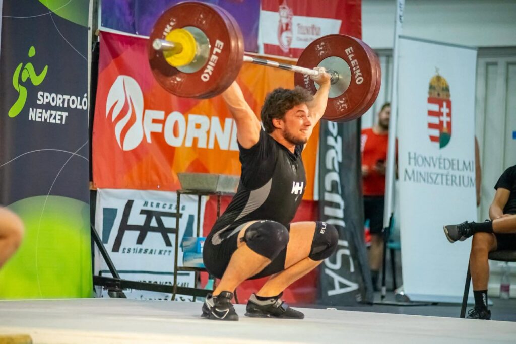 A súlyemelésben az erő mellett a technika, a koncentráció és a kitartás is fontos szerepet kap, így a sportág kiválóan fejleszti a testi és mentális erőt egyaránt. Ismerkedj meg biztonságos körülmények között a súlyemelés alapjaival!